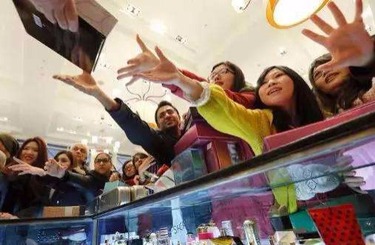 无毛嫩b中国人依然爱赴日旅游 消费已由爆买转向网购
